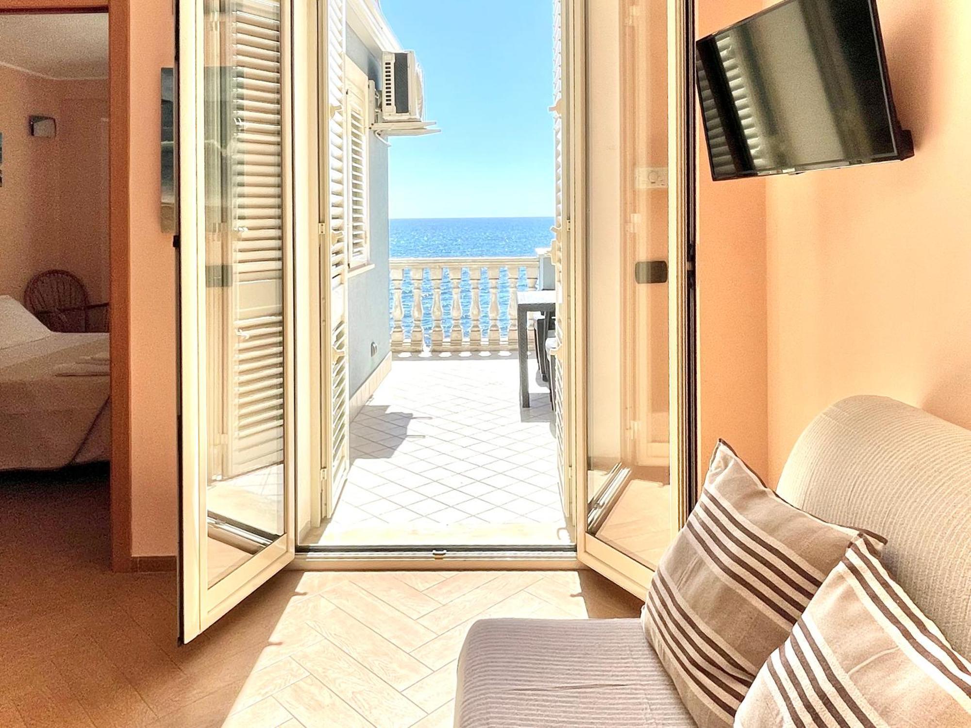 Maremare Apartments Giardini Naxos Eksteriør bilde